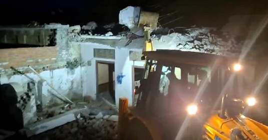 यूपी में बड़ा हादसा: आतिशबाजी से दो मंजिला मकान में हुआ धमाका, दो की मौत; जेसीबी से हटाया जा रहा मलबा