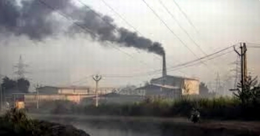 मुज़फ्फरनगर में सुबह-शाम धुंध की चादर से घिरे लोग AQI 372 पहुचा, औद्योगिक वेस्ट जलाने से खतरा बढ़ा