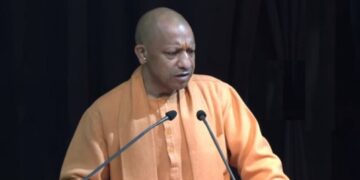 CM योगी का अफसरों को ‘अल्टीमेटम’: जनता का फोन उठाएं और संवाद बढ़ाएं, मुख्यालय नहीं… अब फील्ड से चलेगी पुलिसिंग!